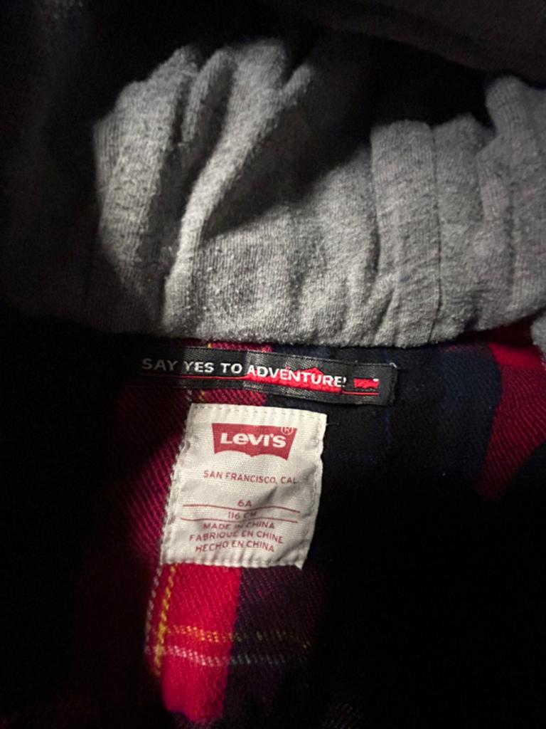 Set Levis vest, korte spijkerbroek, trui, badjas maat 116, Ophalen, Zo goed als nieuw, Jongen, Trui of Vest