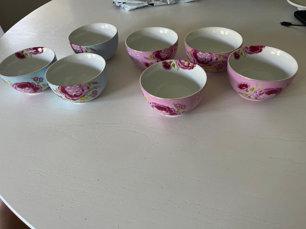 Set van 7 bloemige kommen, roze en blauw, zo goed als nieuw, Keramiek, Ophalen of Verzenden, Zo goed als nieuw, Kom(men)