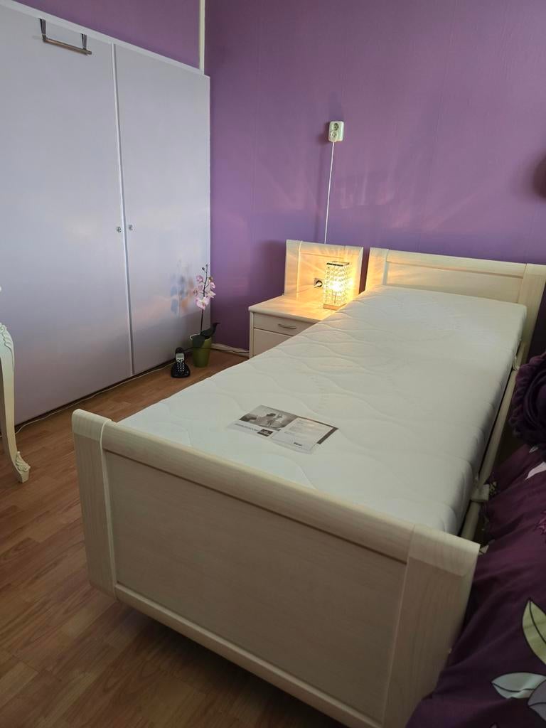 Eenpersoonsbed met nachtkastje en matras, Ophalen, 90 cm, Eenpersoons, Wit