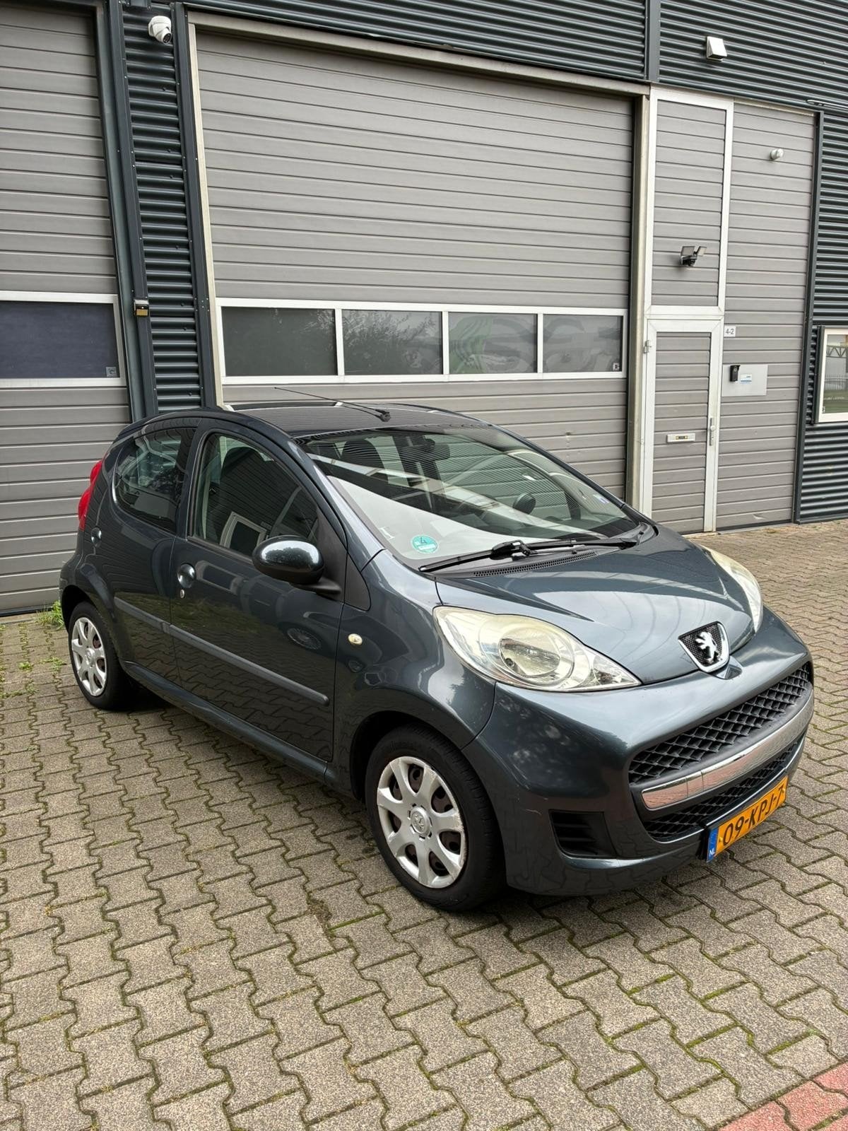 Peugeot 107 1.0 12V 5DR 2010 - Airco - Carplay - Grijs, Auto's, Voorwielaandrijving, Zwart, 4 stoelen, 68 pk