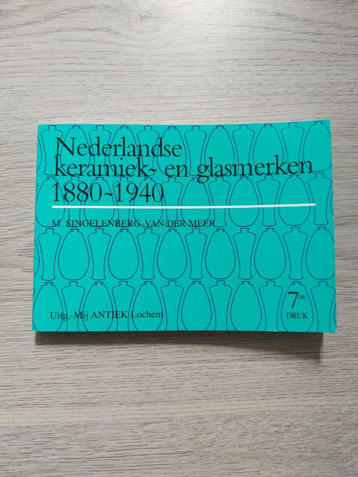 Nederlandse Keramiek- en Glasmerken 1880-1940 7de druk, Boeken, Ophalen of Verzenden, Nieuw, M. Singelenberg-van der Meer