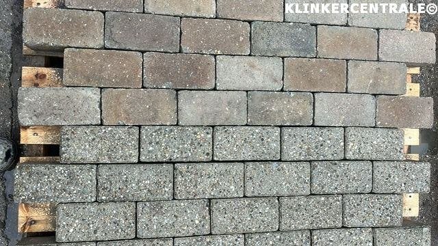 200m2  grijs betonklinkers keiformaat oprit/erfverharding