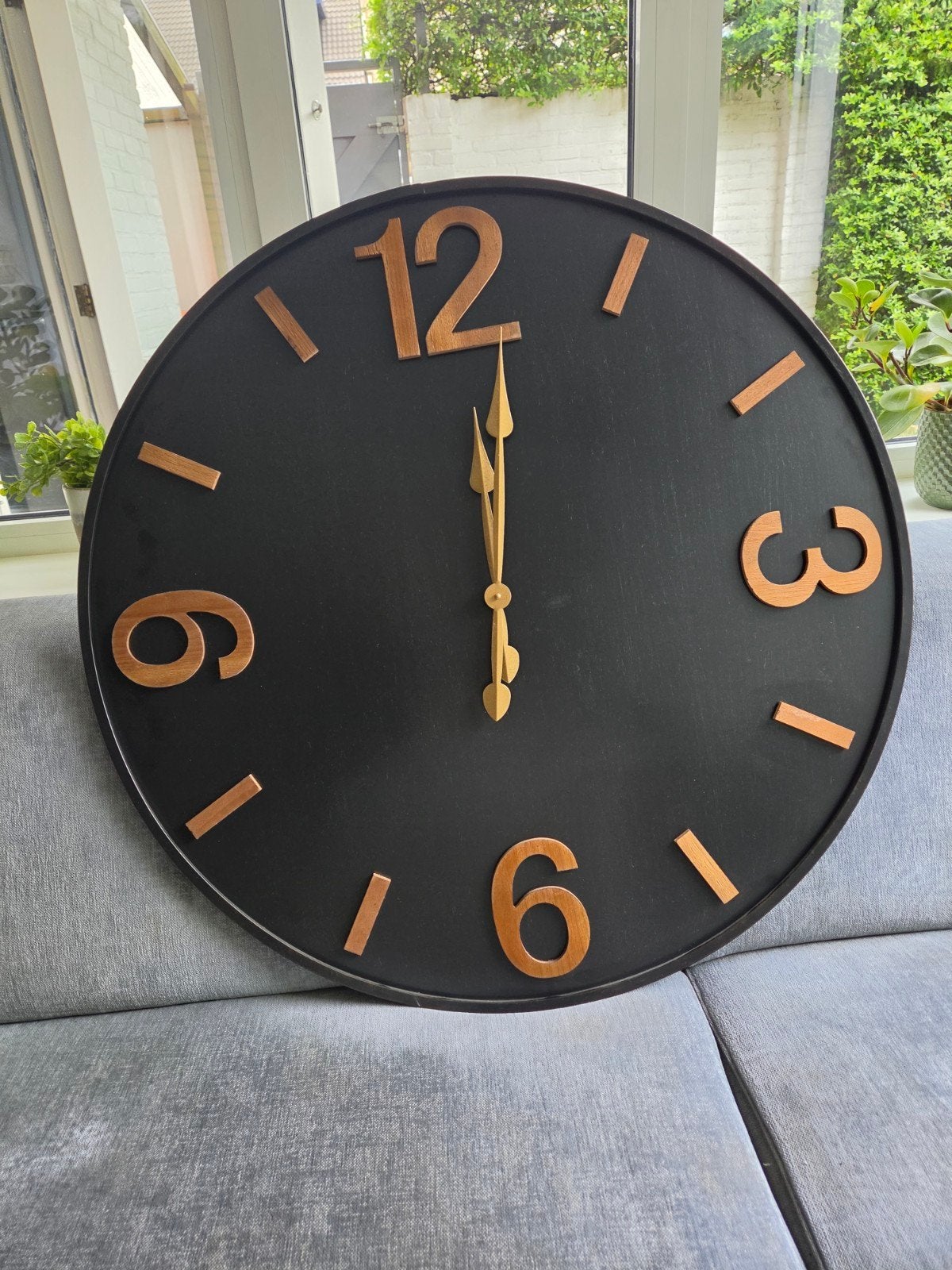Grote Zwarte Wandklok met Koperkleurige Cijfers, Wandklok, Stil uurwerk, Analoog, Ophalen of Verzenden