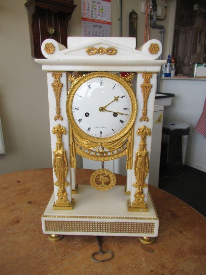 Oer 10953 ANTIEKE 18e eeuwse wit marmeren Directoire pendule, Ophalen