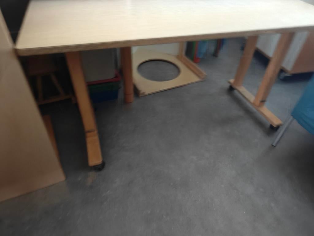 Kleine eettafel op wielen, Huis en Inrichting, Tafels | Eettafels, Ophalen of Verzenden, Rechthoekig, 50 tot 100 cm