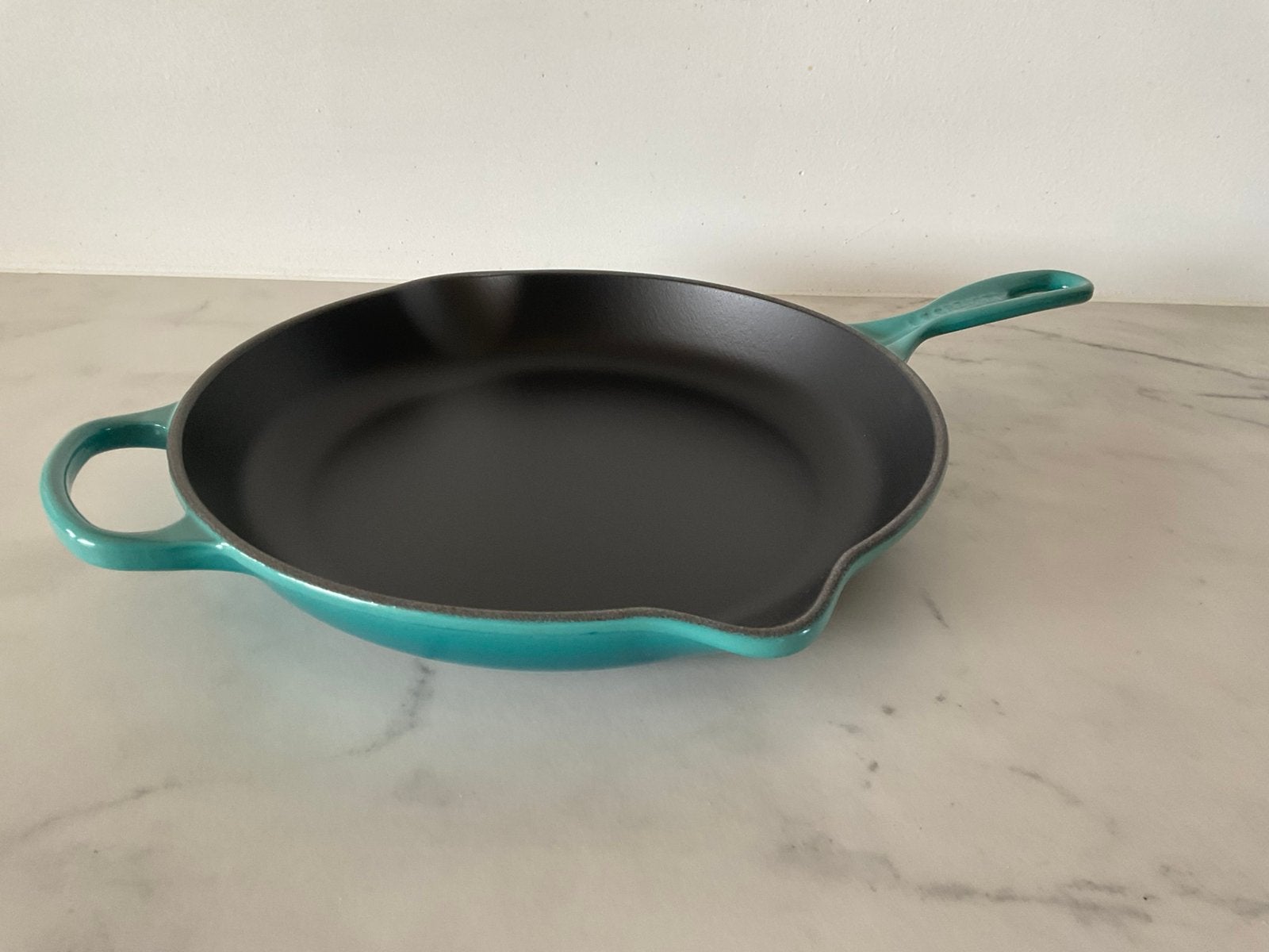 Le Creuset 30 cm koekenpan, bleu riviera, nieuw, Huis en Inrichting, Koekenpan, Gietijzer, Nieuw, Le Creuset