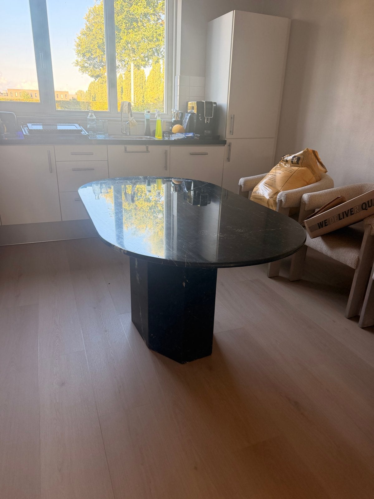 Elegante ovale eettafel van zwart marmer, Overige materialen, Gebruikt, 150 tot 200 cm, Vier personen