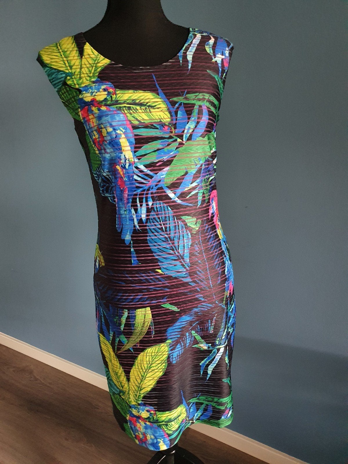 Nieuwe mooie Smashed Lemon jurk met papagaaien Maat S, Kleding | Dames, Jurken, Overige kleuren, Nieuw, Ophalen of Verzenden, Knielengte