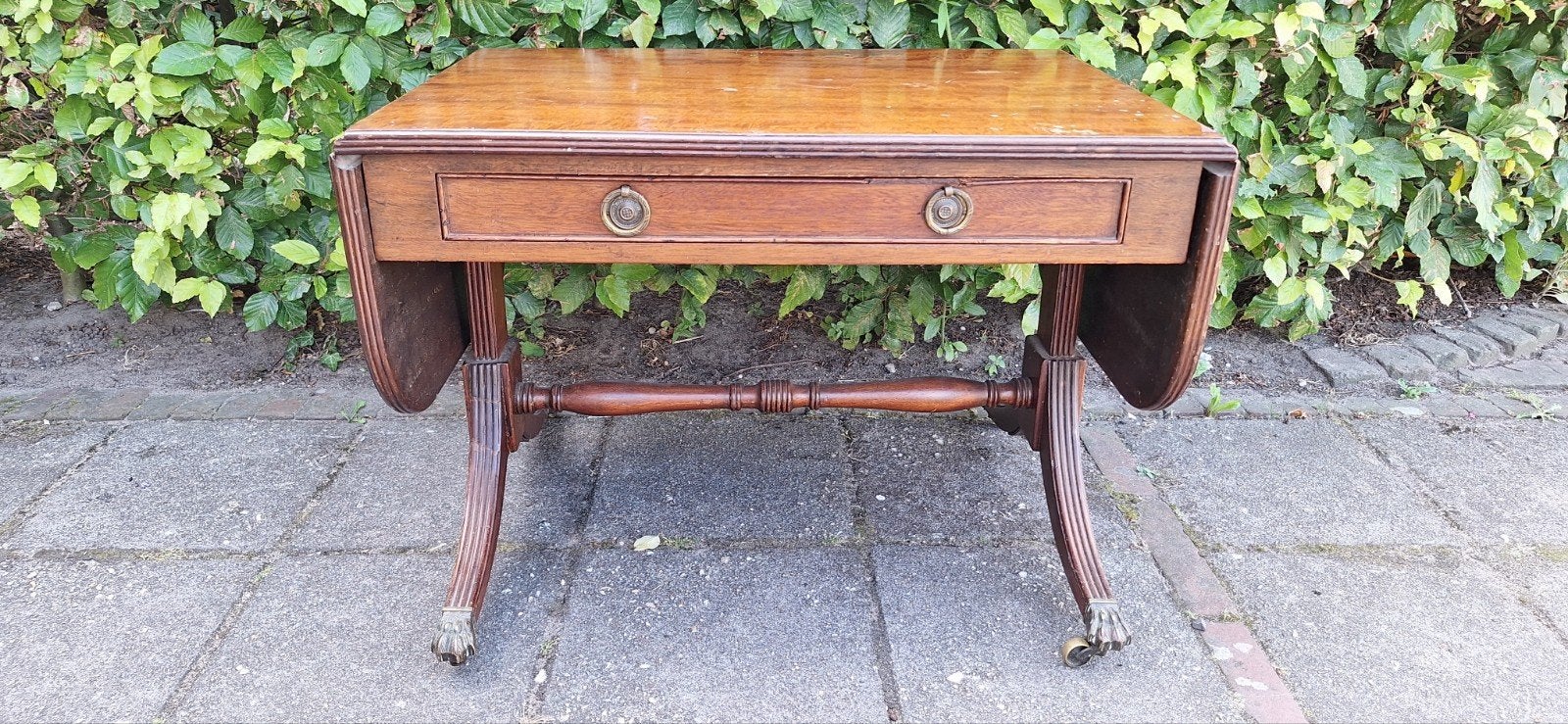 Antiek Engels hangoor tafeltje met koperen leeuwen pootjes, Huis en Inrichting, Ophalen, Hout, Gebruikt, Vintage