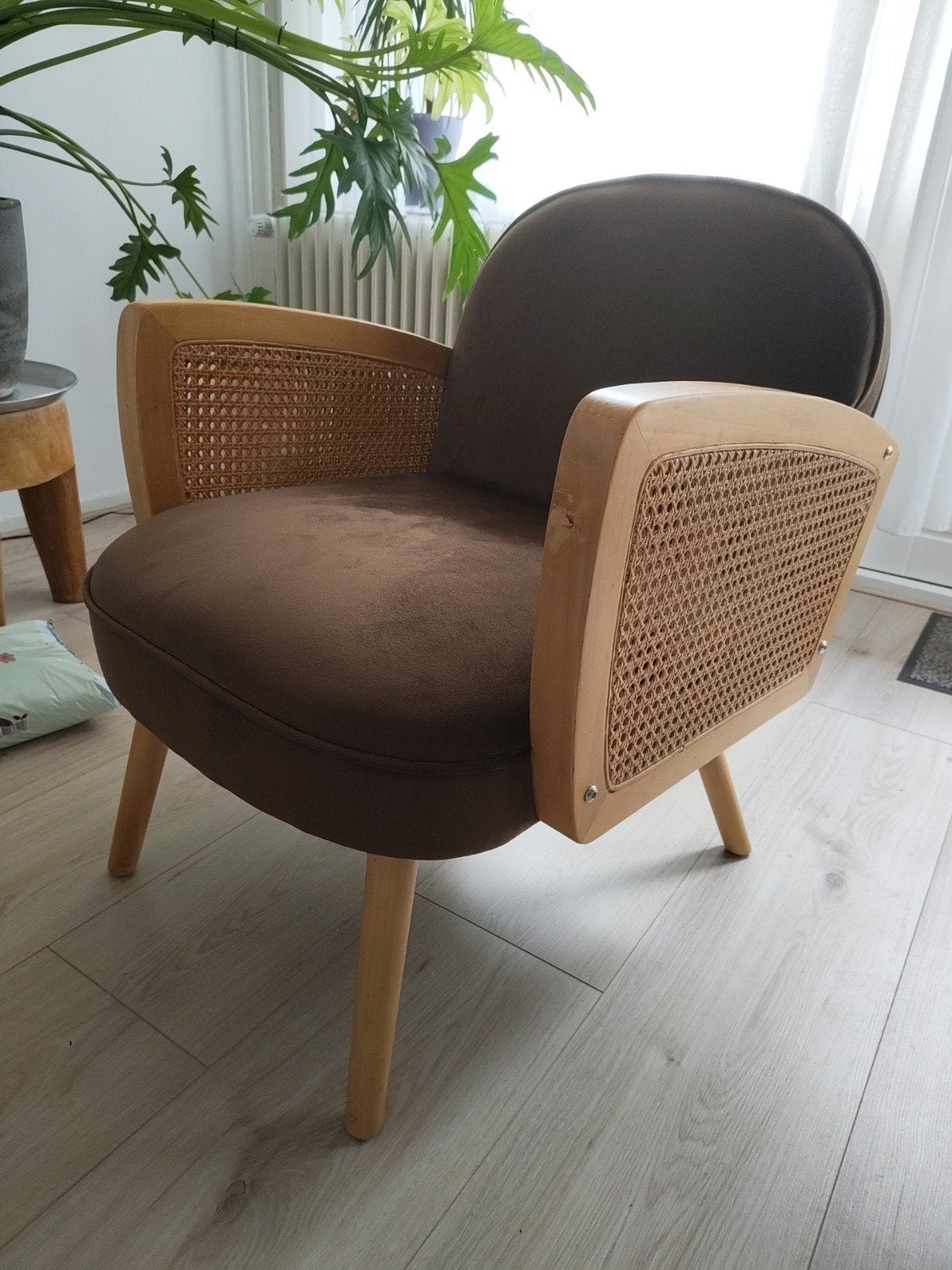 Stijlvolle fauteuil met rotan details en bruine bekleding, Ophalen, Hout, Modern, Scandinavisch, Bohemian, 75 tot 100 cm