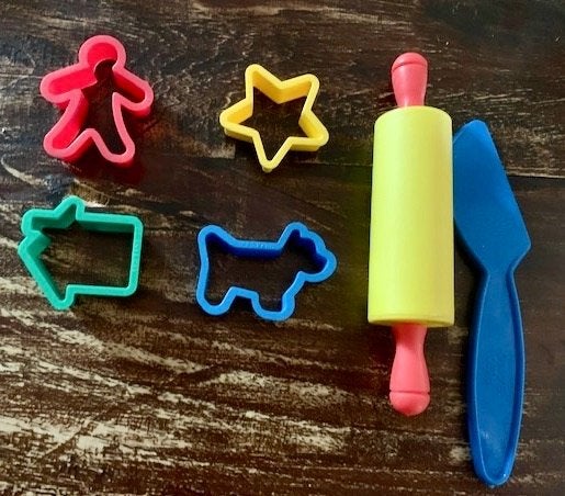Bakvormpjes en deegroller set voor kinderen, Ophalen of Verzenden, Zo goed als nieuw, Taarten of Cupcakes, Bakvorm