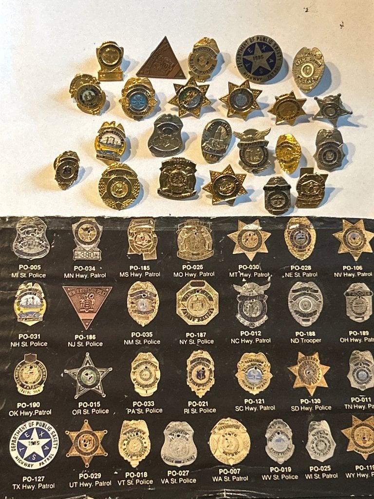 Verzam. U.S. State Police Mini Badge Pins 24 stuks/ plaat, Verzenden, Landmacht, Amerika, Embleem of Badge