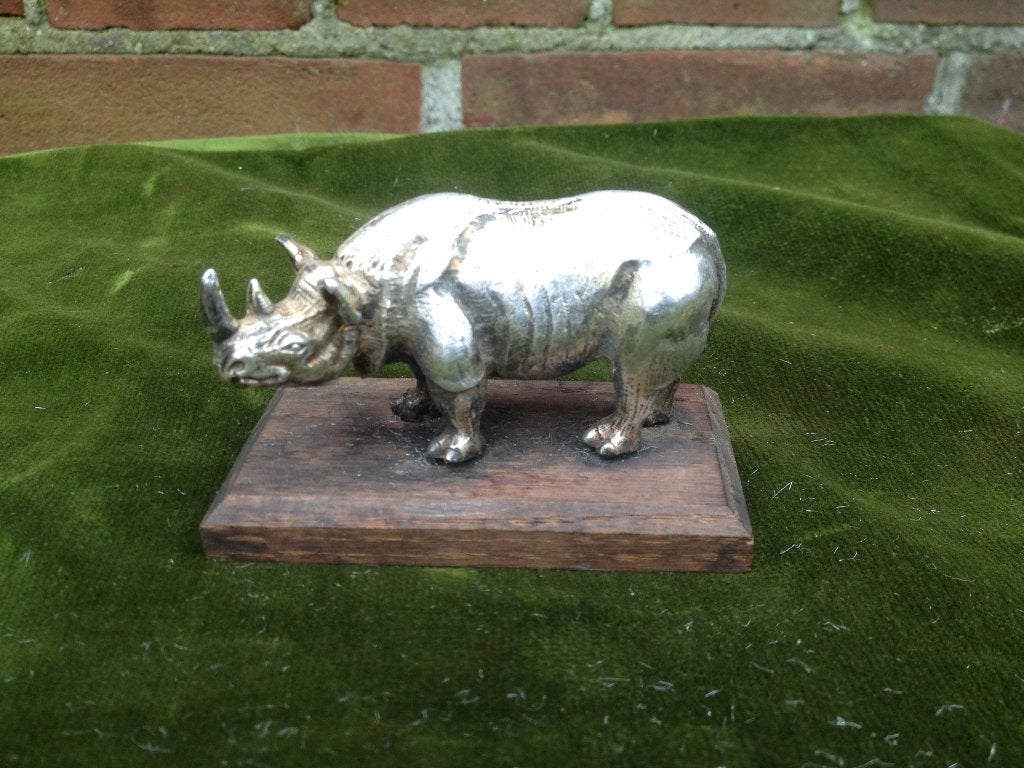 Verzilverd beeldje van een neushoorn, Wereld Natuur Fonds., Verzamelen, Dierenverzamelingen, Verzenden, Gebruikt, Wild dier, Beeldje of Figuurtje