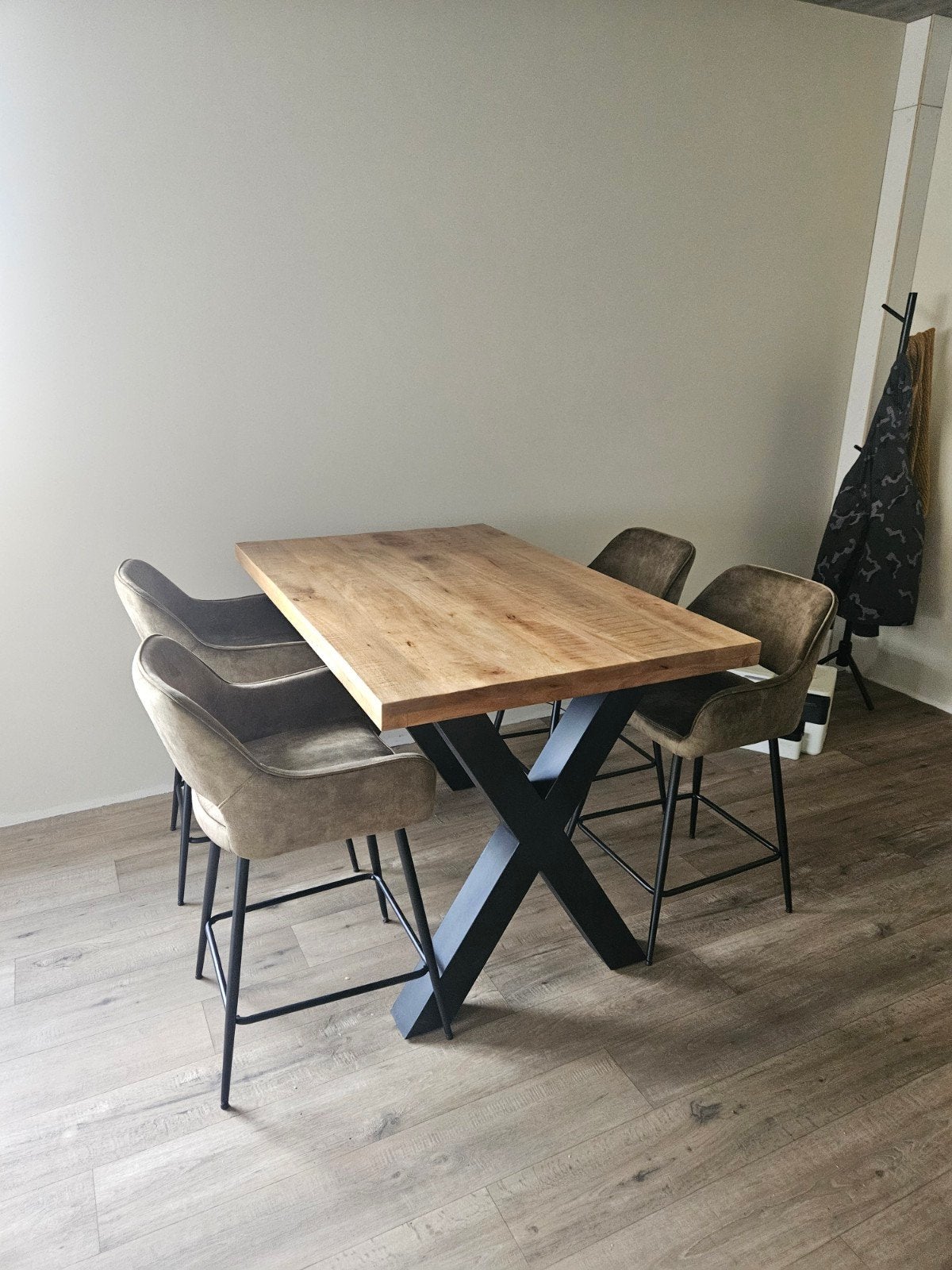 Robuuste bartafel met 4 barkrukken - Industrieel design, Huis en Inrichting, Tafels | Eettafels, 100 tot 150 cm, 50 tot 100 cm