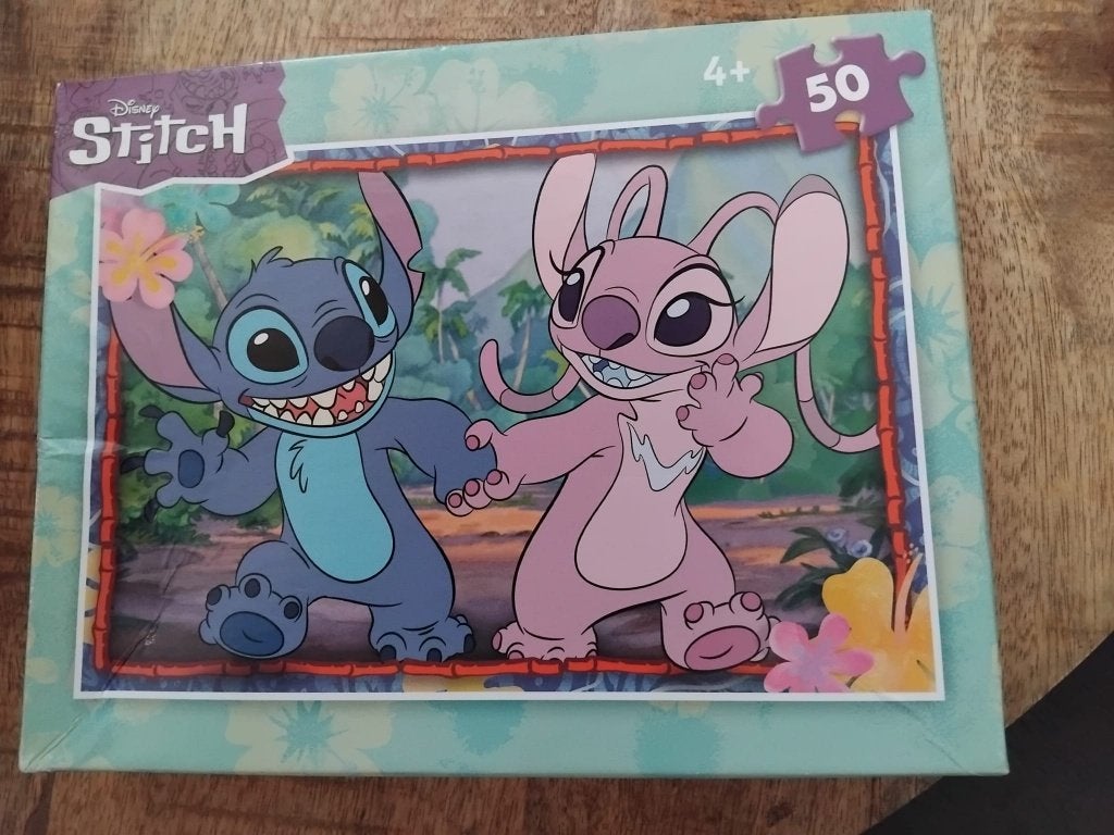 4 PUZZELS IN 1 DOOS VAN STICH ( 4 X 50 puzzel stukjes ), Ophalen, 10 tot 50 stukjes, Zo goed als nieuw, 4 tot 6 jaar