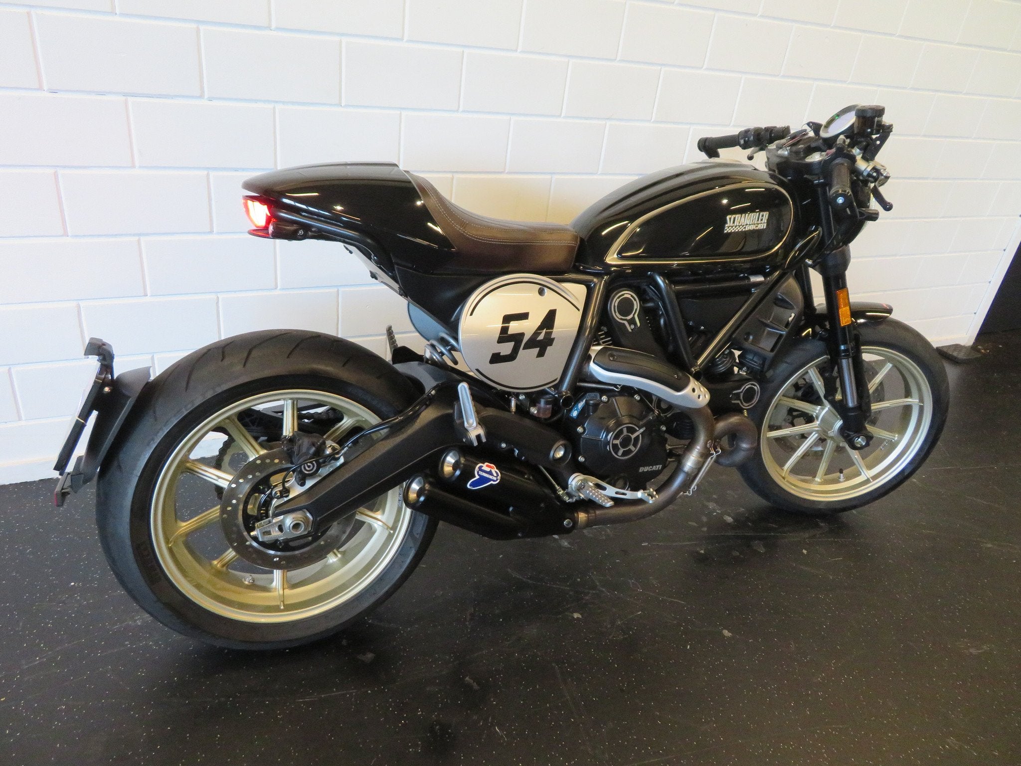 Ducati SCRAMBLER 800 CAFE RACER GAAF! (bj 2017), Motoren, Naked bike, Gebruikt, Bedrijf