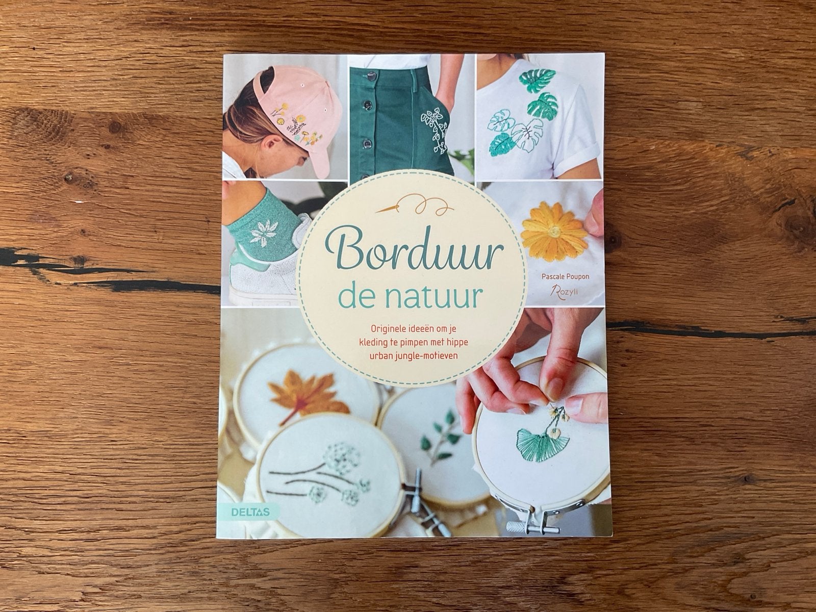 Borduur de natuur - Borduurboek met patronen, Hobby en Vrije tijd, Ophalen of Verzenden, Zo goed als nieuw, Handborduren, Patroon