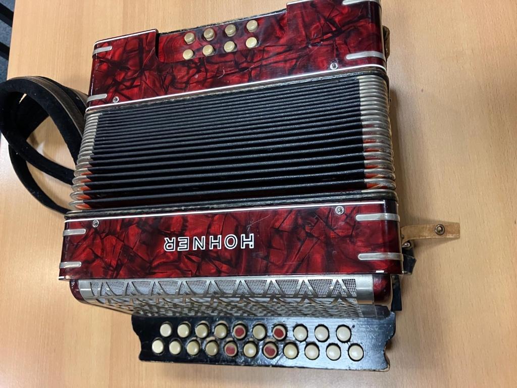 Hohner trekzak trekharmonica C-F gestemd, Gebruikt, Met riemen, Overige formaten, Ophalen of Verzenden