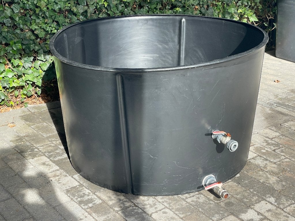 Grote zwarte kunststof bak rond 110x68 cm diep met kranen, Ophalen, Gebruikt