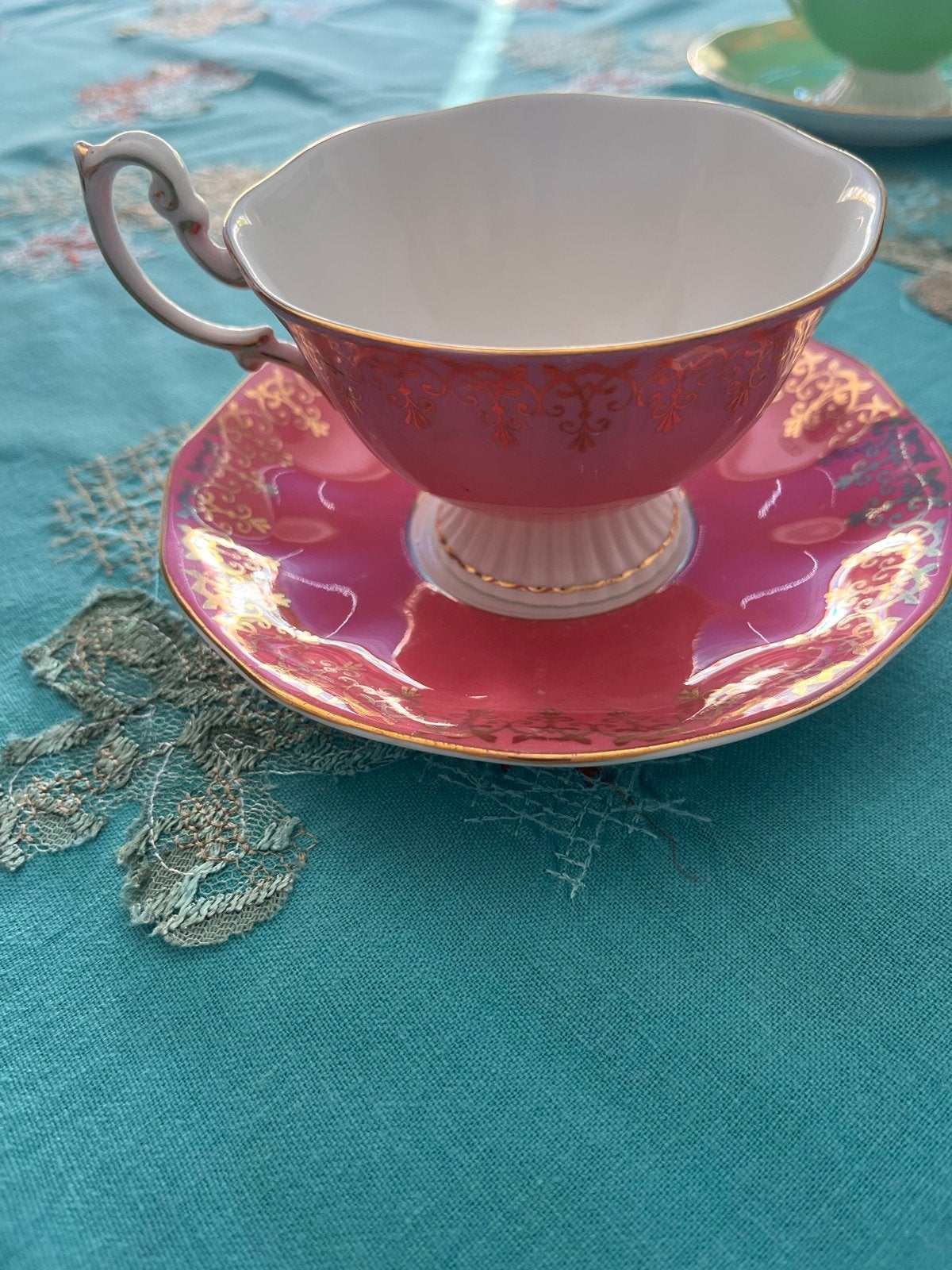 Royal Albert Bone China kop en schotel - roze met goud, Antiek en Kunst, Antiek | Servies los, Ophalen