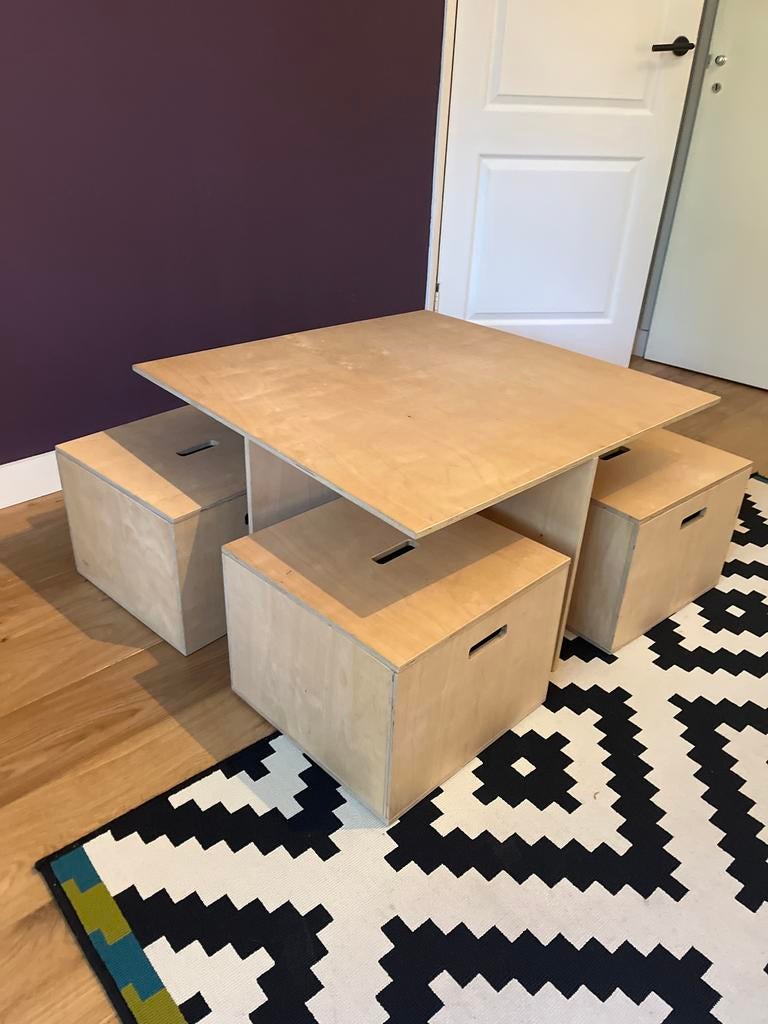 Houten kindertafel met 4 opbergkrukjes, Kinderen en Baby's, Kinderkamer | Tafels en Stoelen, Ophalen, Gebruikt, Tafel(s) en Stoel(en)