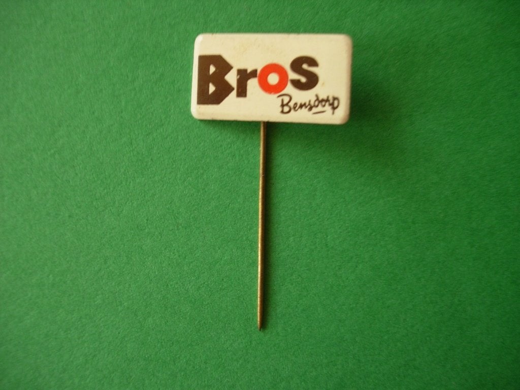Speldje van BROS (rode O) Bensdorp, Verzamelen, Verzenden, Zo goed als nieuw, Merk, Speldje of Pin