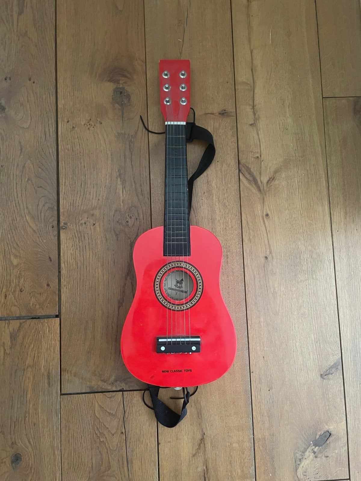 Rode speelgoedgitaar/ukulele voor kinderen- New Classic Toys, Kinderen en Baby's, Ophalen, Zo goed als nieuw, Overige typen