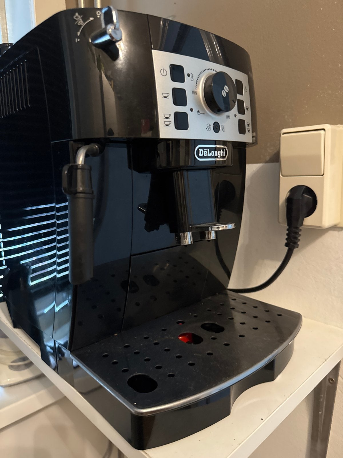 DeLonghi Magnifica S volautomatische espressomachine, Witgoed en Apparatuur, Koffiezetapparaten, Ophalen, Afneembaar waterreservoir