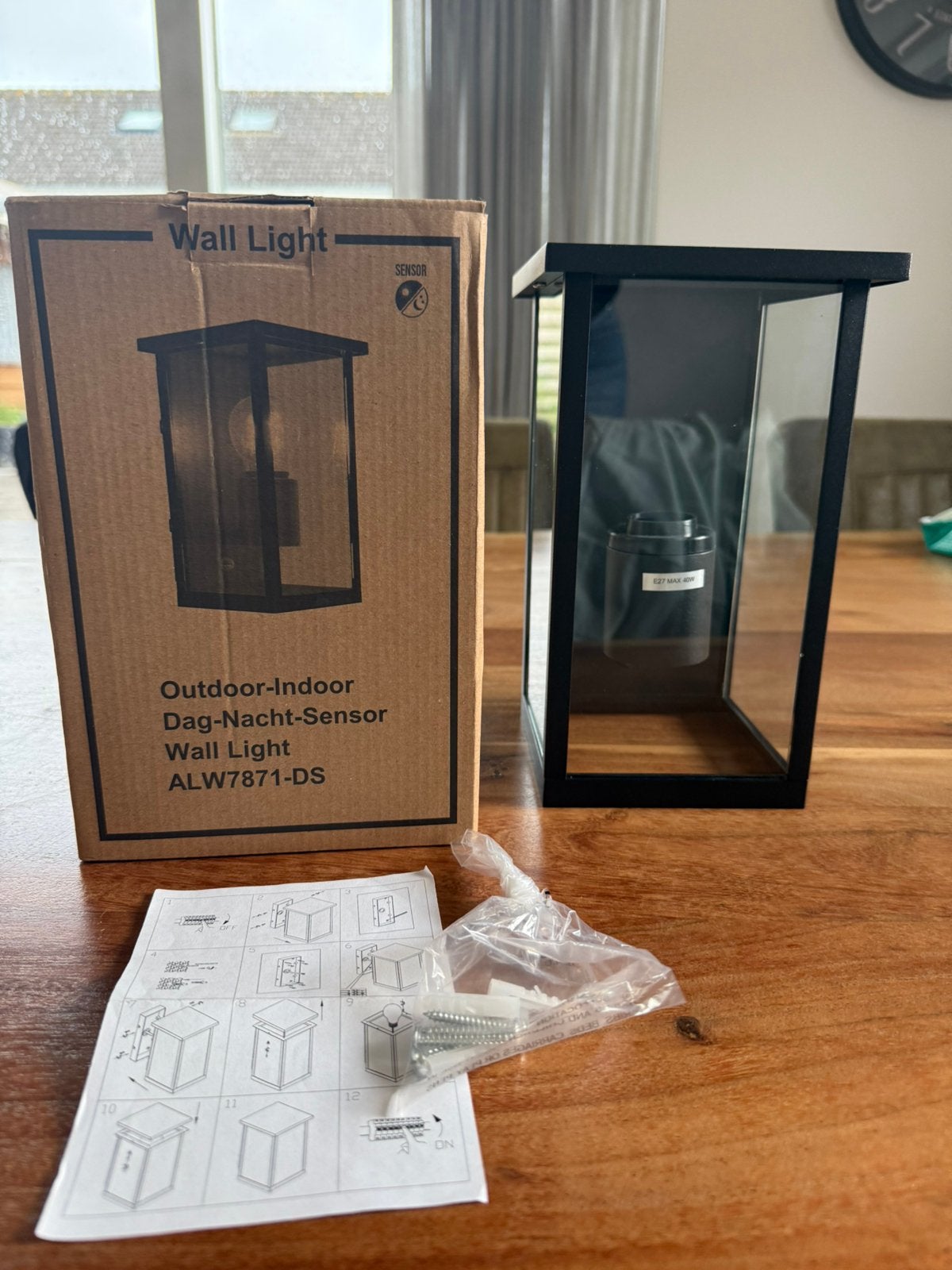 Nieuwe buitenlamp met dag/nacht sensor zwart, Minder dan 50 watt, Wandlamp, Nieuw, Ophalen of Verzenden