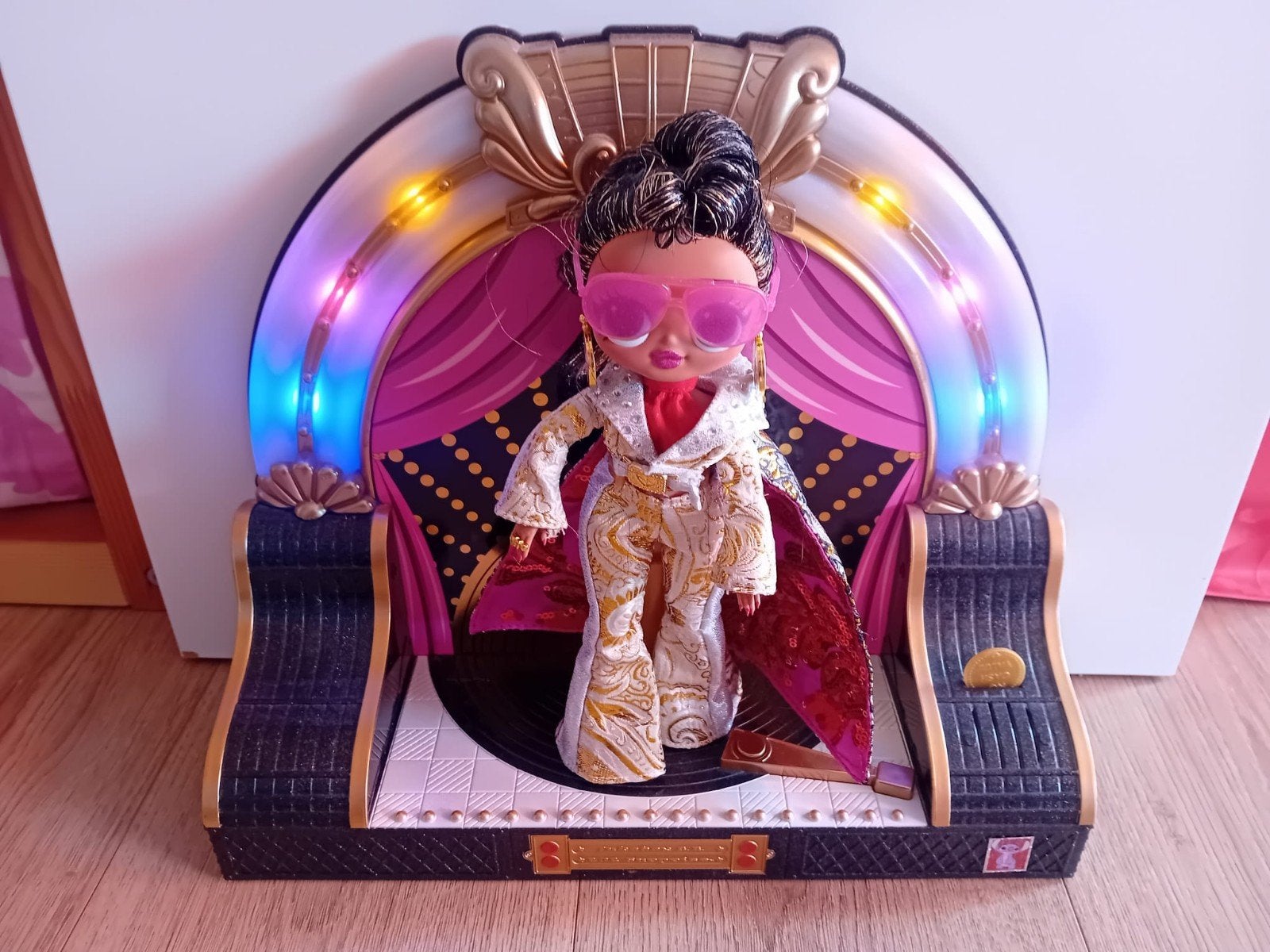 L.O.L. Surprise! O.M.G. Remix Honeylicious pop met podium, Ophalen