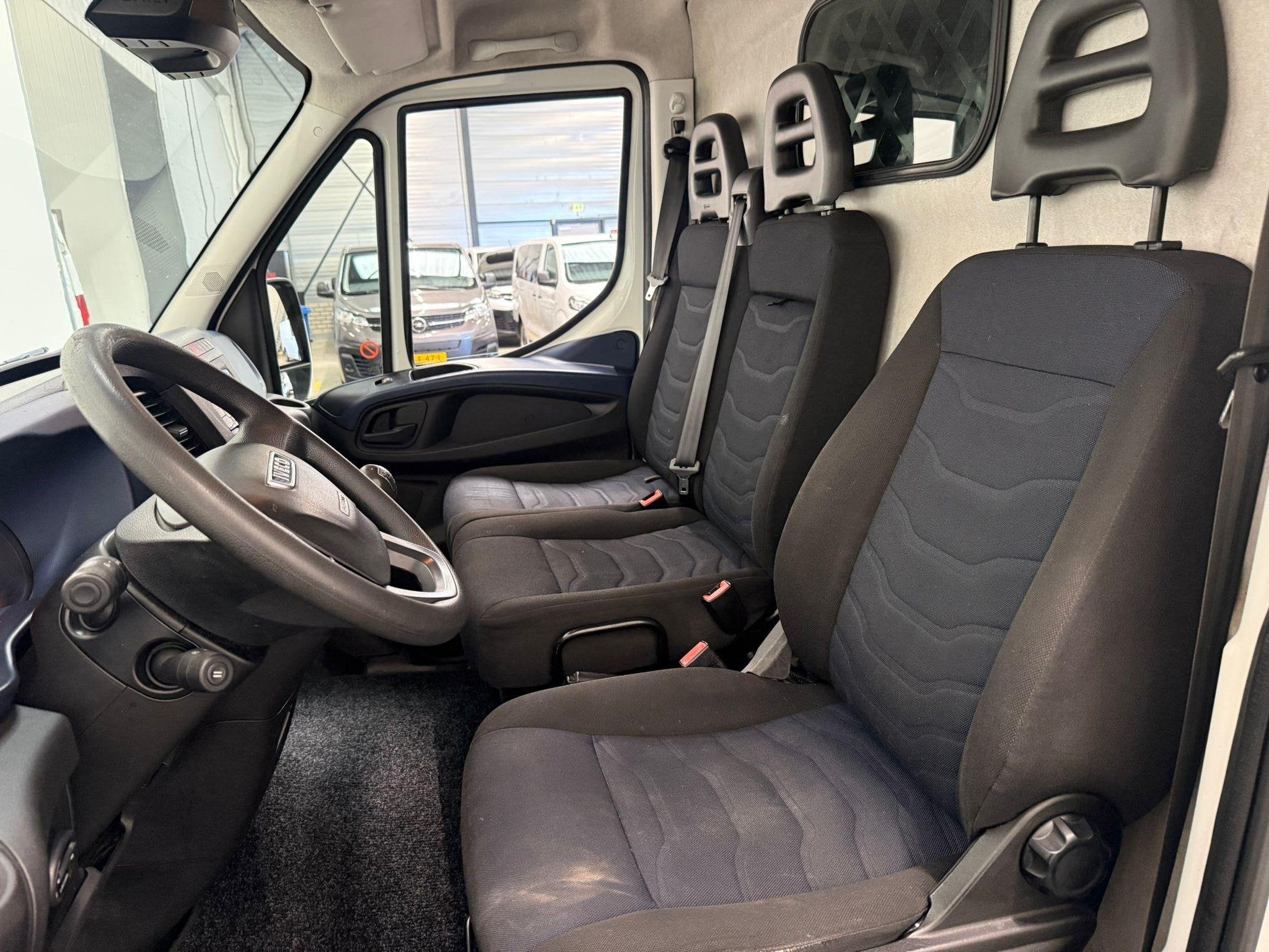 Iveco Daily 35S14 140pk L2H2/L3H2 3500kg Trekhaak Airco Crui, Auto's, Bestelauto's, Gebruikt, Euro 6, Iveco, Bedrijf