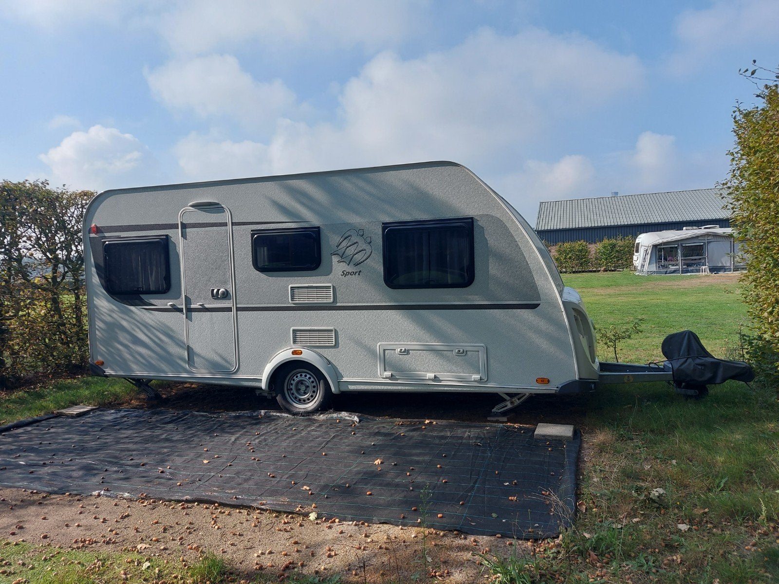 Knaus Sport caravan met 2 aparte bedden, airco, en voortent, Caravans en Kamperen, Rondzit, Particulier, Knaus, Tot en met 4
