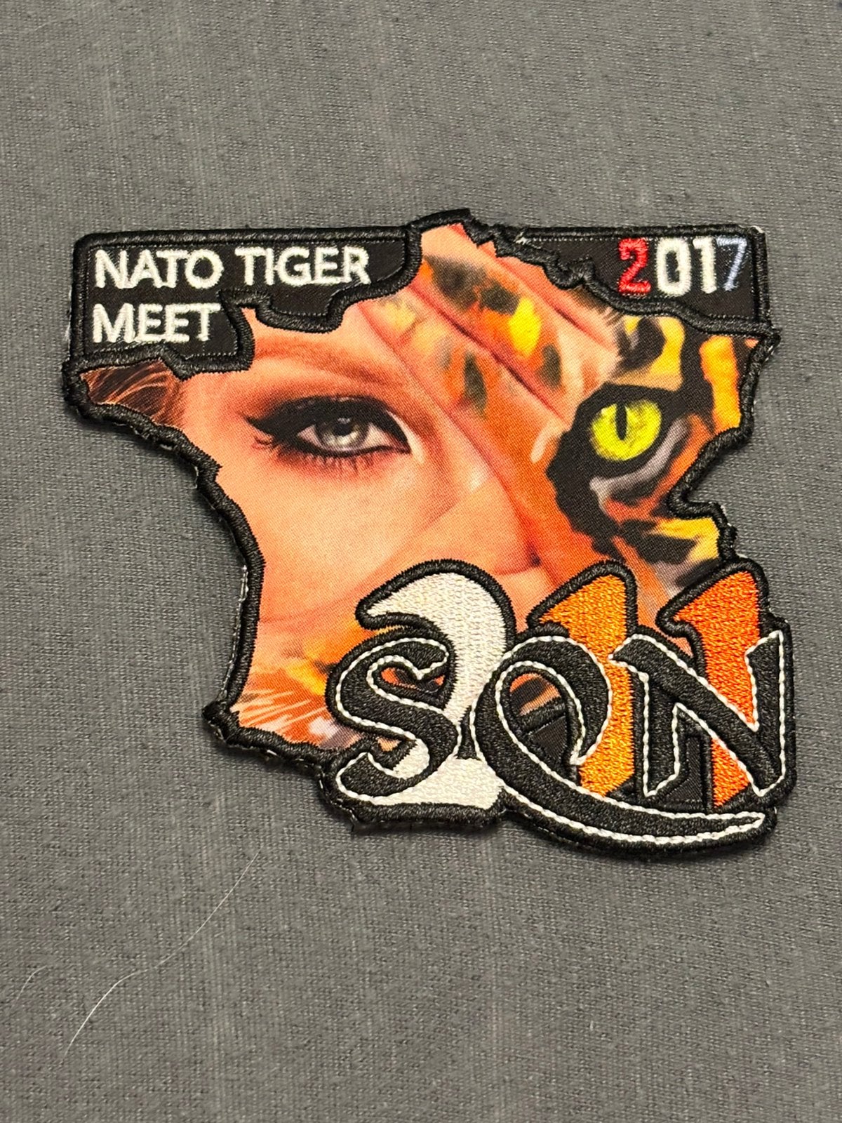 Embleem 211 SQN nato tiger meet 2017 NTM, Verzamelen, Verzenden, Luchtmacht, Overige gebieden, Embleem of Badge