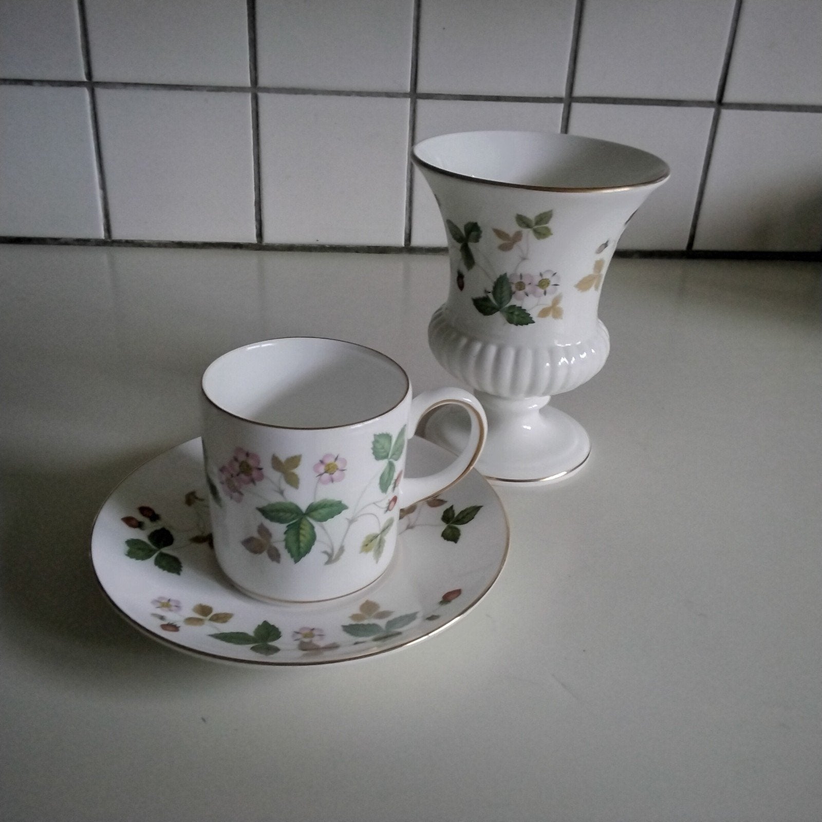 Wedgwood  wild strawberry  vaasje en kop en schotel, Ophalen of Verzenden, Zo goed als nieuw, Porselein, Kop(pen) en/of Schotel(s)