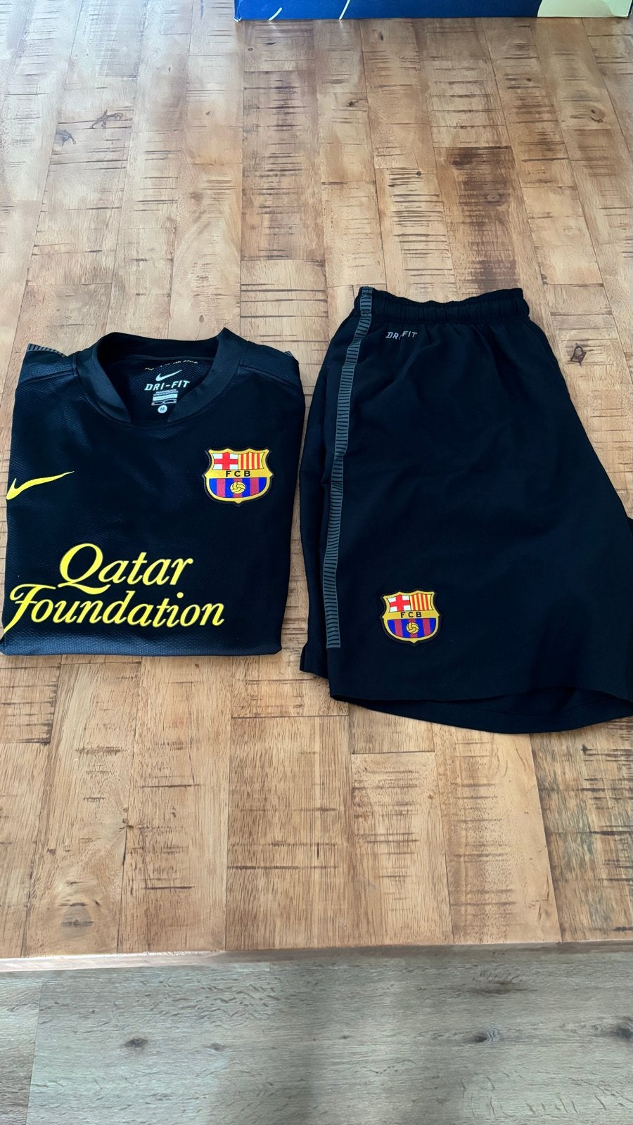 FC Barcelona Uittenue 2011-2012 - Nieuw (Shirt M, Broek L), Sport en Fitness, Voetbal, Maat M, Ophalen of Verzenden, Nieuw, Set