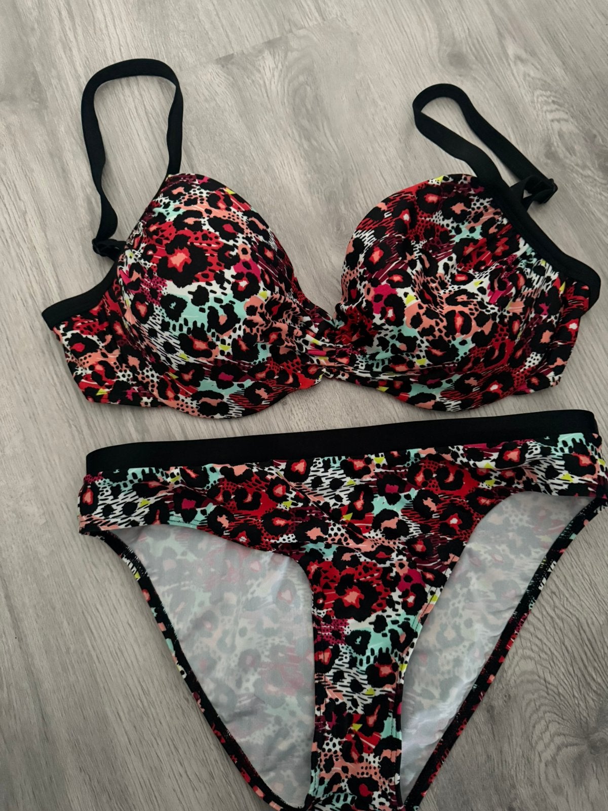 Rode luipaard bikini van livera nu 18euro mt 85e/f 40, Ophalen of Verzenden, Zo goed als nieuw, Rood, Bikini
