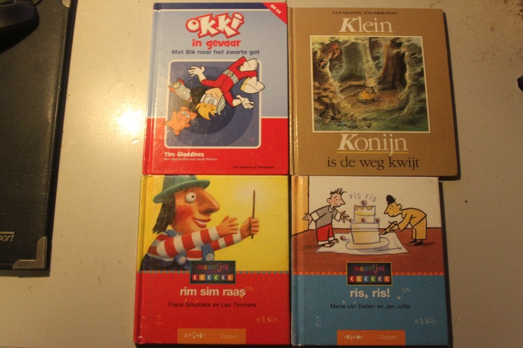 502t - boek - 4 boekjes - 2 x maantjes - i x okki - 1 x klei, Ophalen of Verzenden, Gelezen, Fictie algemeen