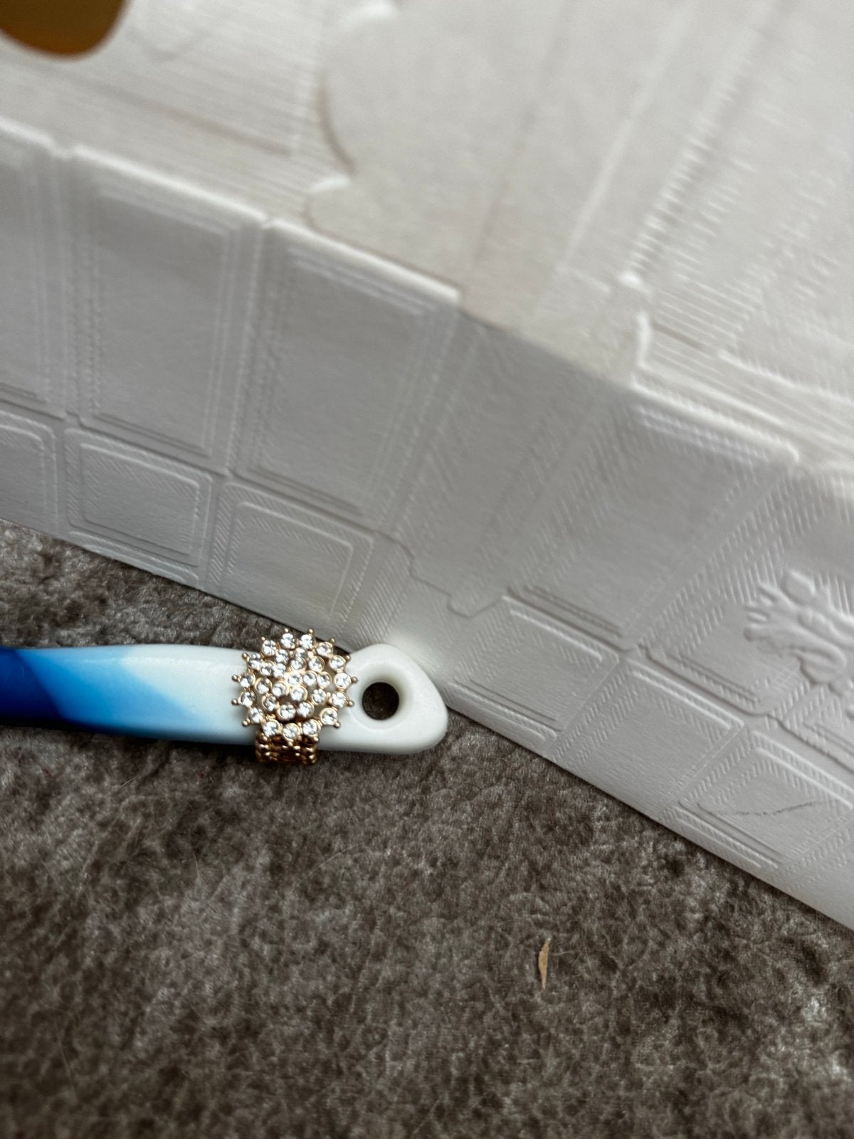 Elegante Gouden Ring met Sprankelende Kristallen, Met kristal, Overige materialen, Ophalen of Verzenden, Zo goed als nieuw