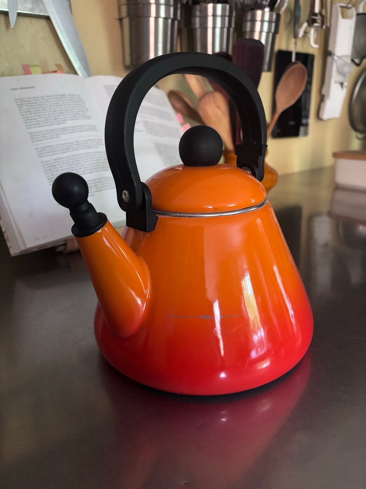 Le Creuset Kone fluitketel - Oranje/Rood, Ophalen of Verzenden, Zo goed als nieuw, Oranje, Le Creuset