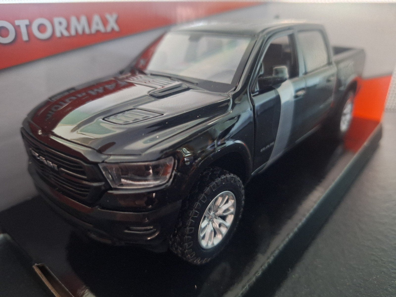 Dodge RAM 1500 Crew Cab Laramie 2019  Schaal 1:24, Hobby en Vrije tijd, Nieuw, Ophalen of Verzenden, Motormax, Motormax