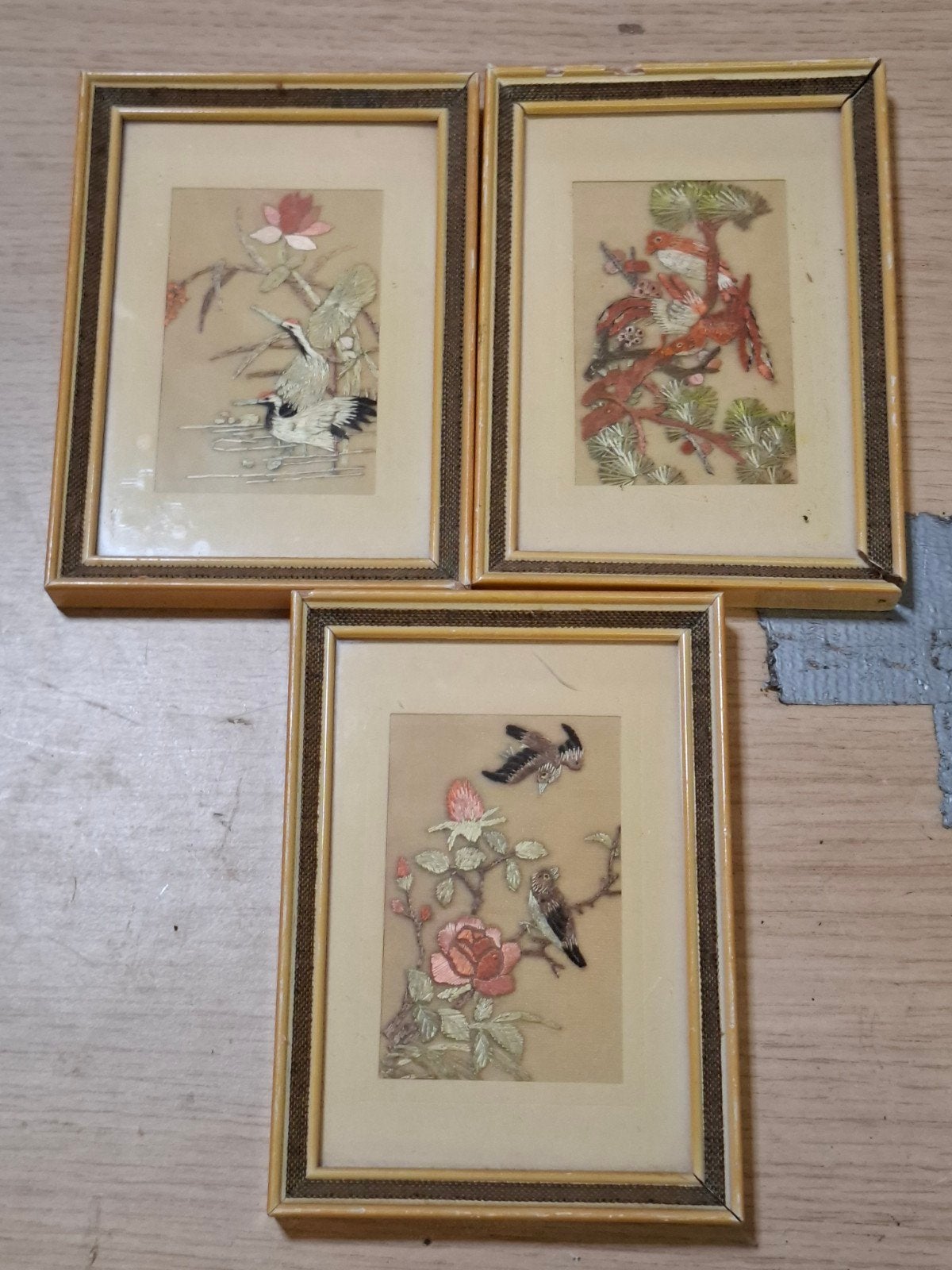 Set van 3 Chinese zijden borduurwerken in lijst, Wanddecoratie, Textiel, Geschilderd, Ophalen of Verzenden
