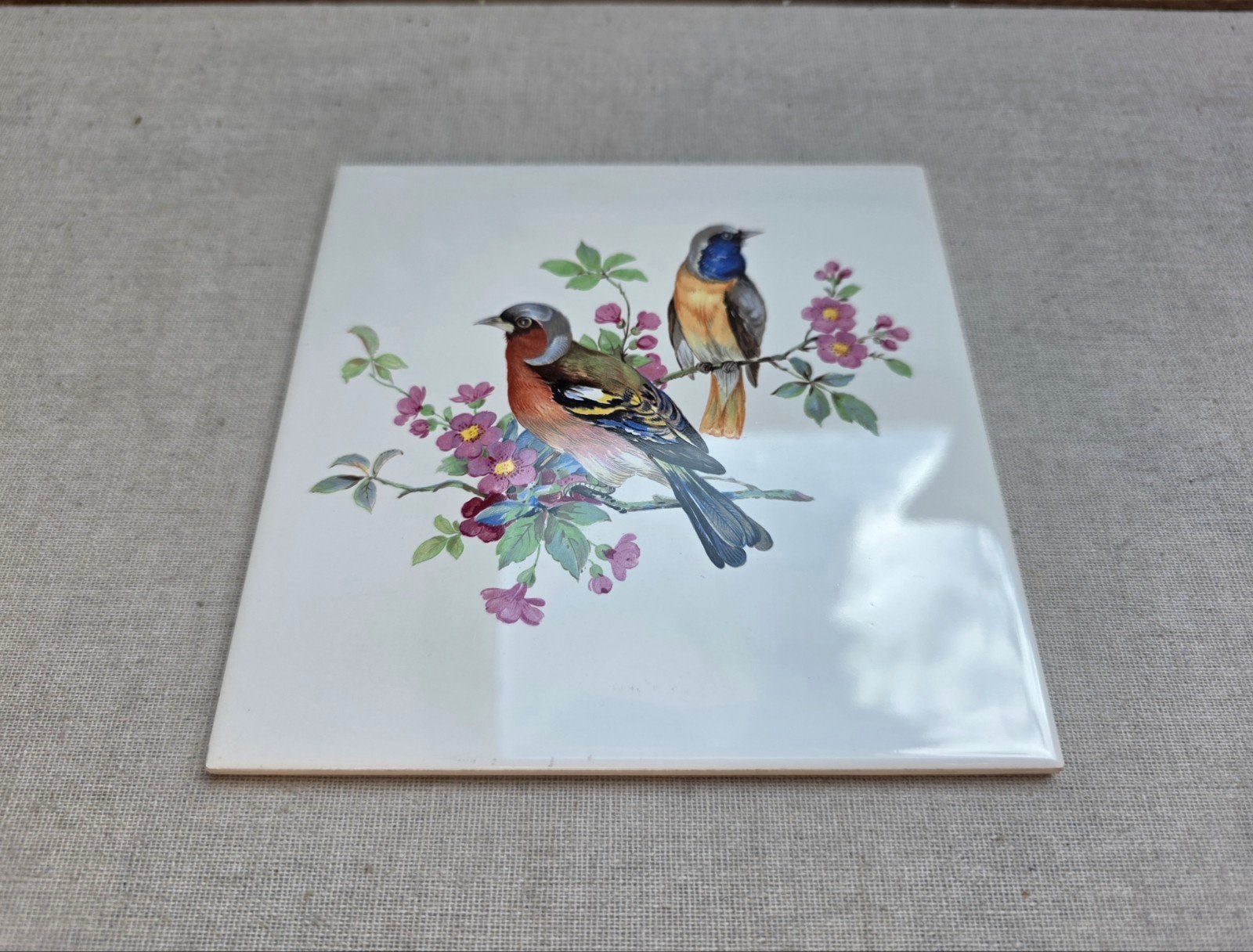 Villeroy Boch tegel met kleurrijk vogel motief, Ophalen of Verzenden