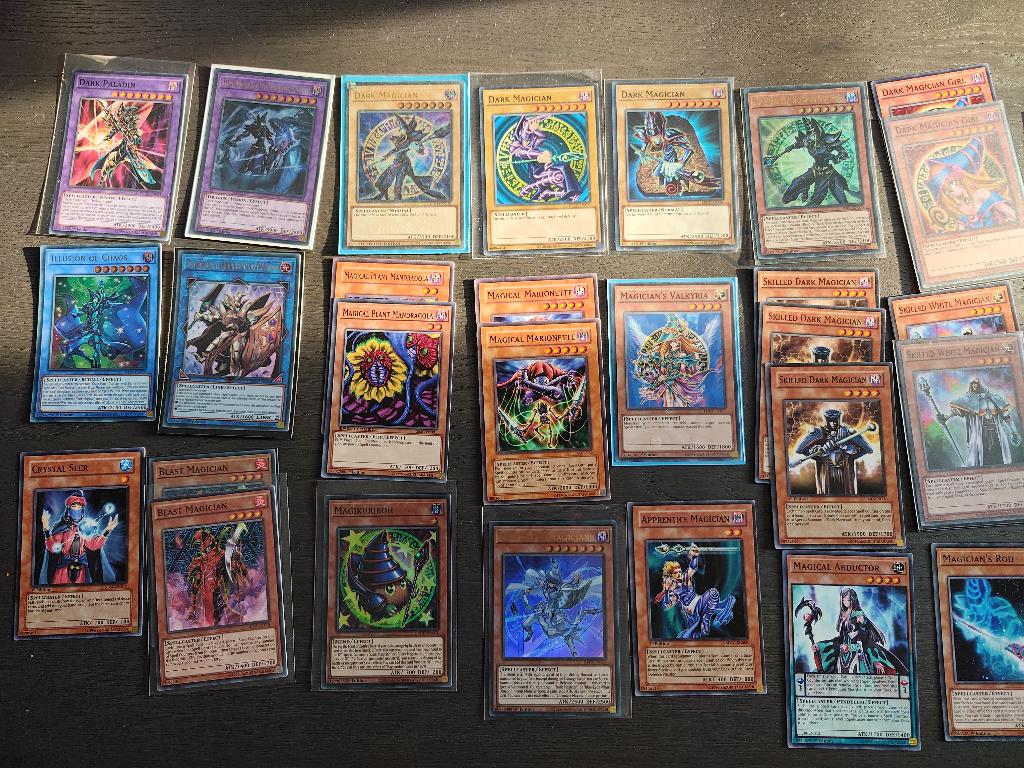 Yugioh Dark Magician set, Ophalen of Verzenden, Zo goed als nieuw, Meerdere kaarten