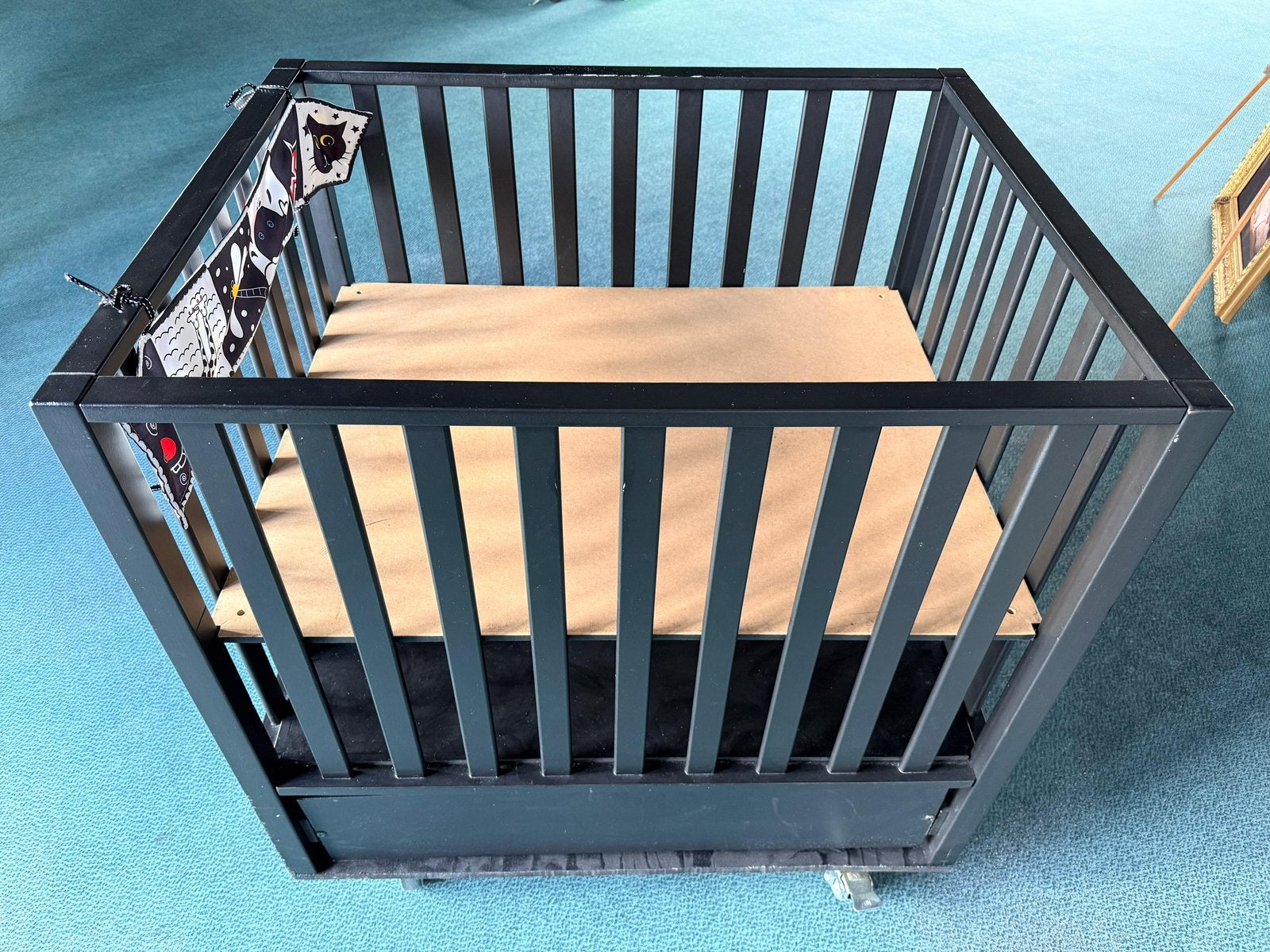 Zwarte box met lade op wieltjes, Kinderen en Baby's, Boxen, Ophalen, Gebruikt, Rechthoekig, In hoogte verstelbaar