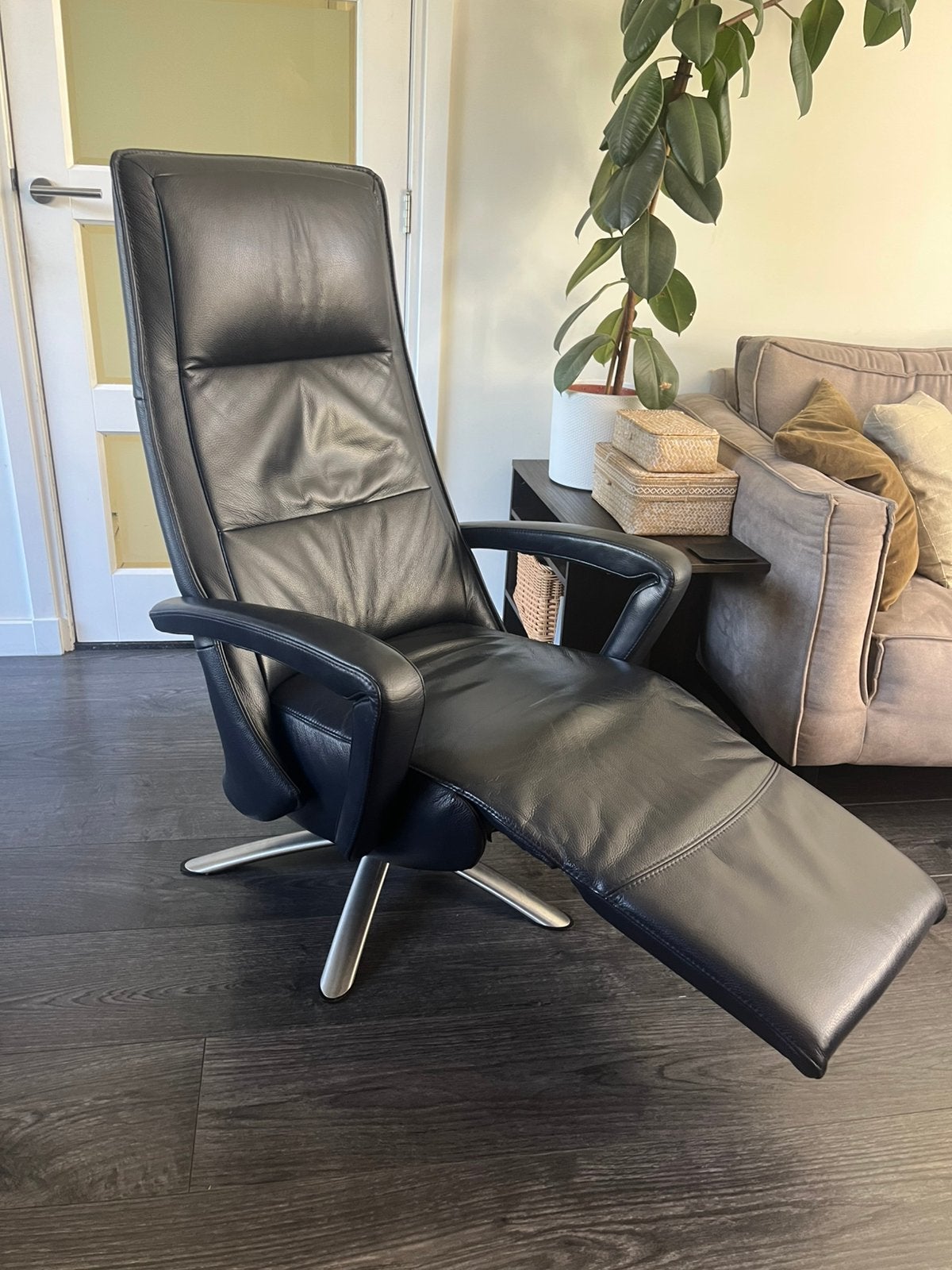 Nette De Toekomst relaxfauteuil Twice L op Accu Zwart Leer, Huis en Inrichting, Fauteuils, Ophalen, Zo goed als nieuw, Leer, 50 tot 75 cm