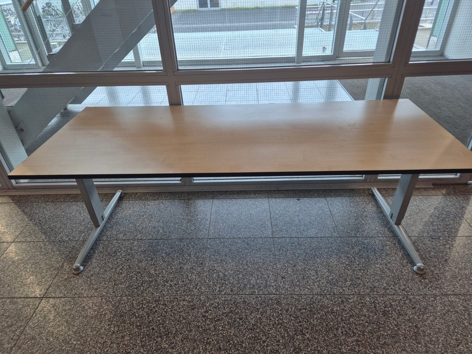 Ruim bureau  /  tafel 200x80 cmmet metalen onderstel, Ophalen, In hoogte verstelbaar, Zo goed als nieuw