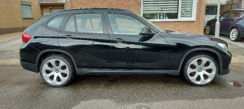 BMW X1 Sdrive 18I 2013 Zwart facelift  breedset19inch, Auto's, BMW, 1995 cc, 4 cilinders, Zwart, 75 €/maand