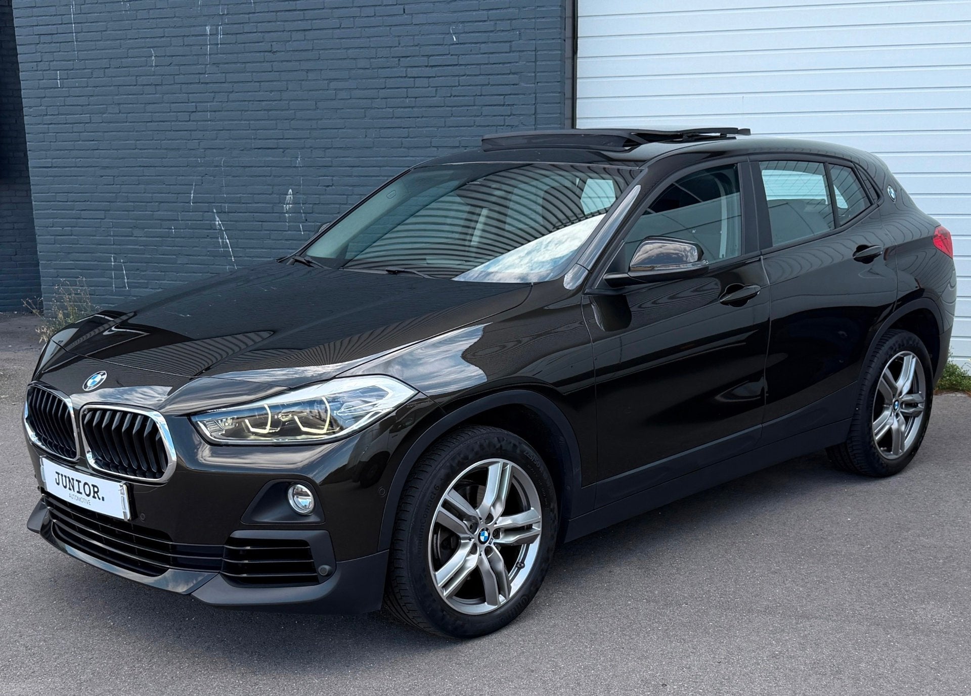BMW X2 SDrive18i PANORAMADAK/AUTO/NAVI/KEYLES, Auto's, Dealer onderhouden, Gebruikt, Bruin, Bedrijf