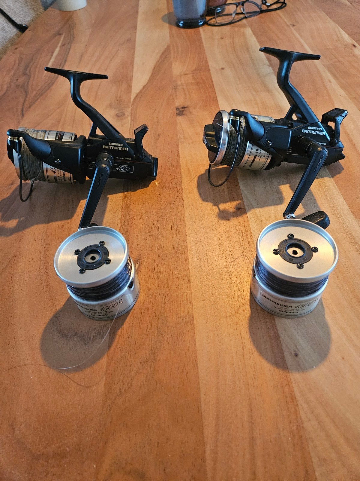 2x Shimano Baitrunner 4500B Molens met Extra Spoelen, Ophalen of Verzenden, Gebruikt, Molen