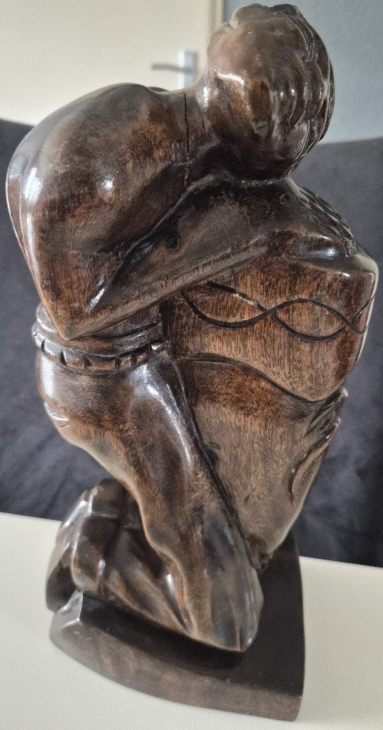 Sculptuur van een knielende persoon Gesigneerd, Antiek en Kunst, Ophalen, Houtsnijwerk, 20 - 50 cm, Hout
